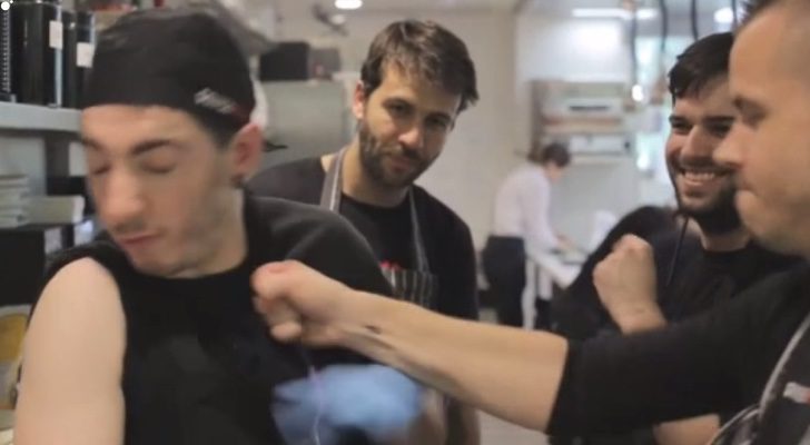 Dabiz Muñoz le pega un puñetazo de broma a su compañero