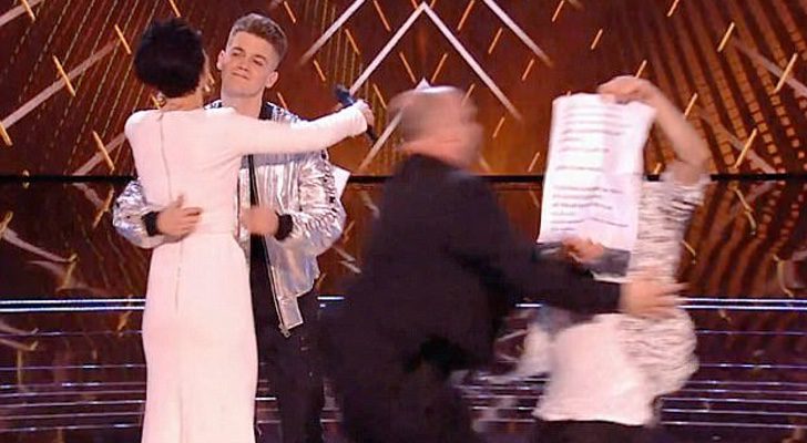 Momento de la final de 'The Voice', donde se cuela un fan en el escenario