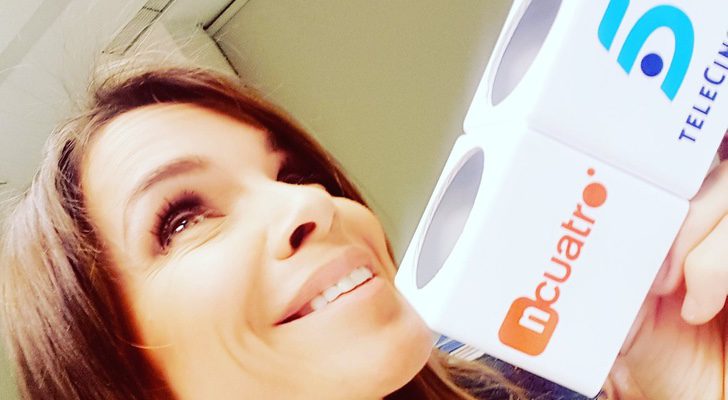 La periodista juega con los micrófonos de Cuatro y Telecinco como guiño tras su cambio de cadena