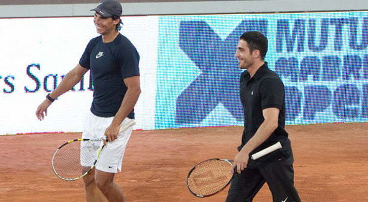 Miguel Ángel Silvestre jugando un partido de tenis benéfico con Rafa Nadal