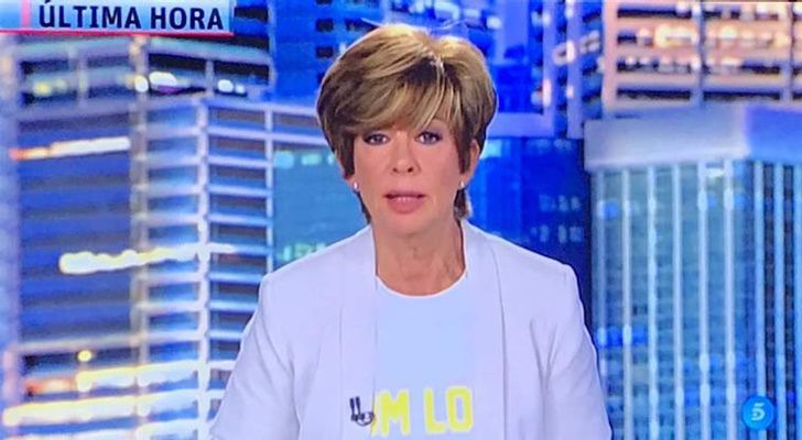 María José Sáez durante el boletín informativo que ofreció Telecinco en la madrugada del viernes