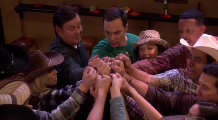 Sheldon hace jurar a sus amigos cowboys que no contarán a nadie su idea del giroscopio en 'The Big Bang Theory'