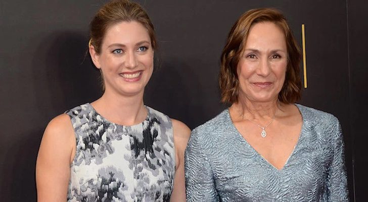 Zoe Perry y Laurie Metcalf, madre e hija posan juntas