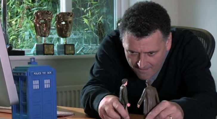 Steven Moffat jugando con dos muñecos de 'Doctor Who'