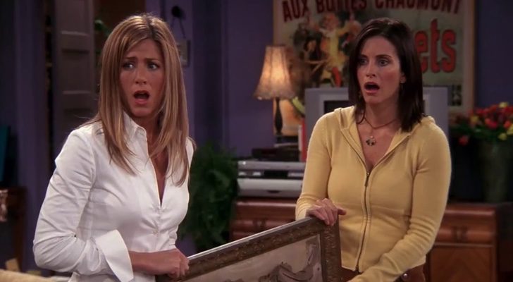 Rachel (Jennifer Aniston) y Mónica (Courteney Cox) en la serie 'Friends'