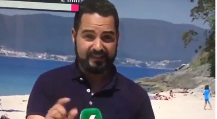 El reportero de laSexta durante el directo en Galicia