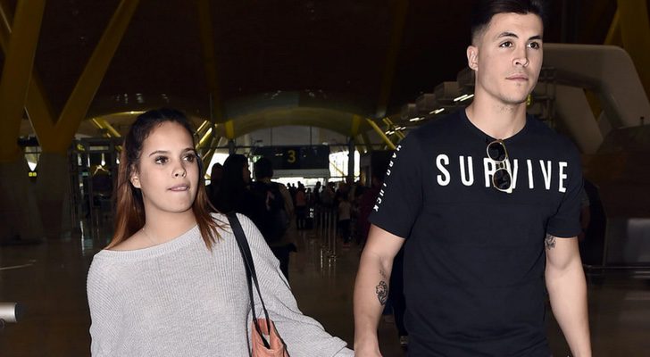 Gloria Camila y su novio en el aeropuerto de Barajas