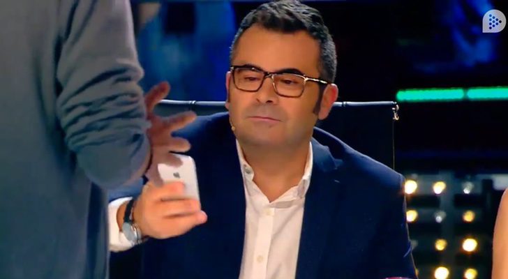 Jorge Javier Vázquez entrega al mago su supuesto móvil