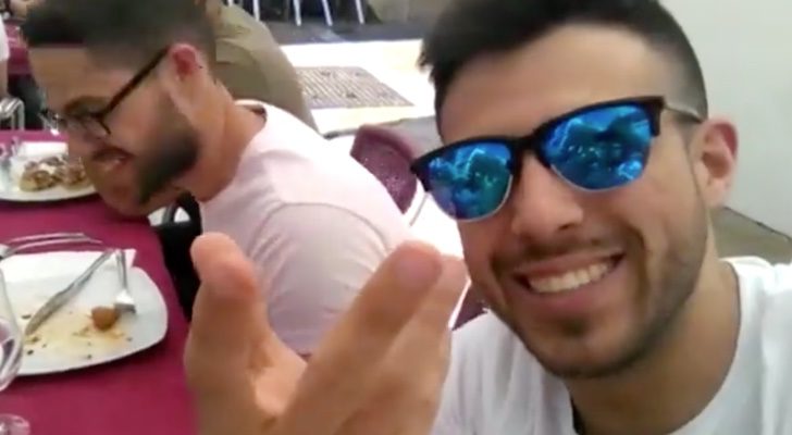 Raúl Ogalla comiendo con su familia en la tierra de Manuel Carrasco