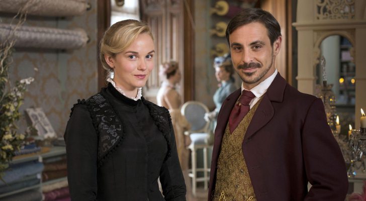 Denise Lovett (Joanna Vanderham) y John Moray (Emun Elliott), en 'Galerías Paradise'