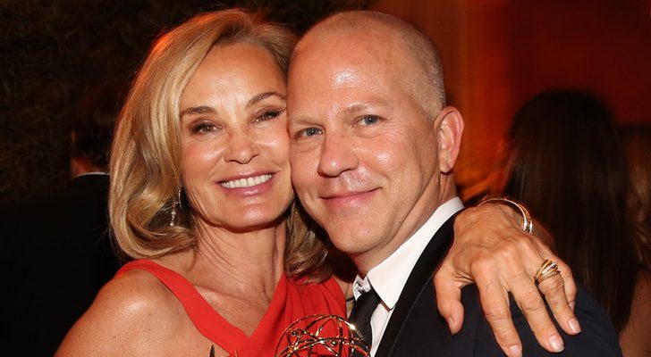 Imagen de Ryan Murphy y Jessica Lange después de ganar el Emmy 