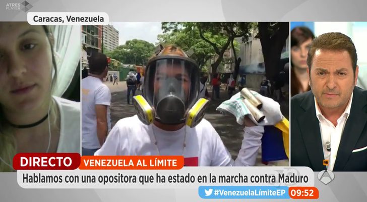 Albert Castillón entrevista a una de las manifestantes venezolanas que han alertado del corte de emisiones de Antena 3