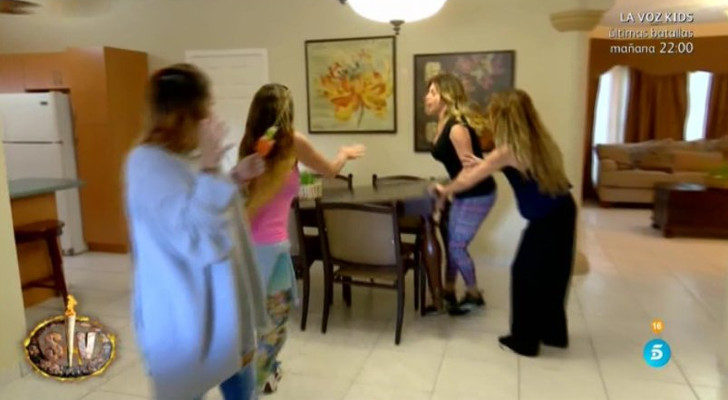 Paola Caruso, en un momento de la discusión, cogiendo en alto una mesa