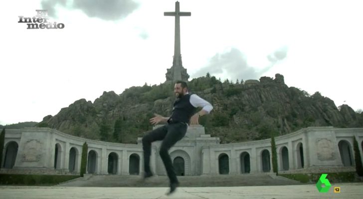 Dani Mateo moviendo "la colita" en el Valle de los Caídos