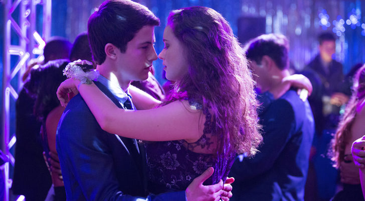 Clay (Dylan Minnette) y Hannah (Katherine Langford) bailan en 'Por 13 razones'