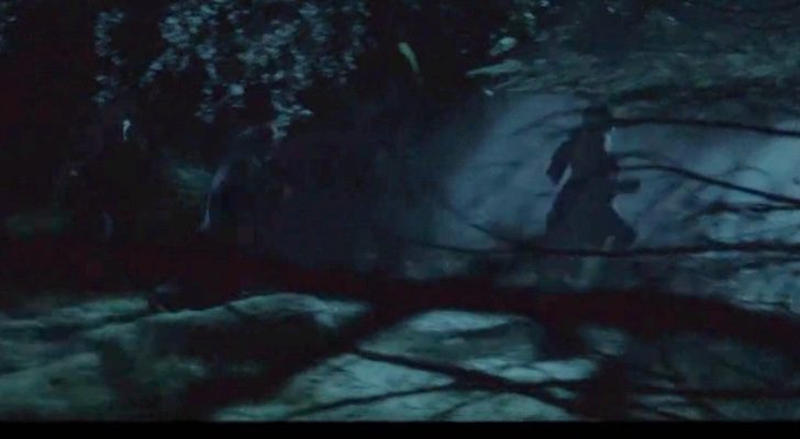 Tres figuras corren por un bosque en 'El Ministerio del Tiempo'