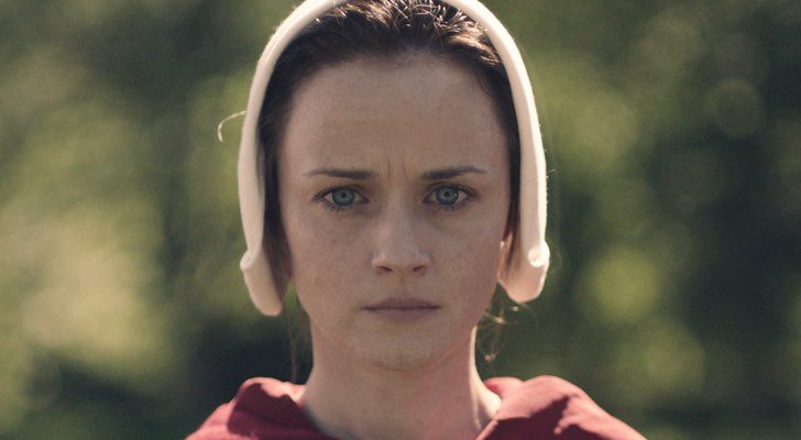 Alexis Bledel es Ofglen, otra de las criadas de 'The Handmaid's Tale'