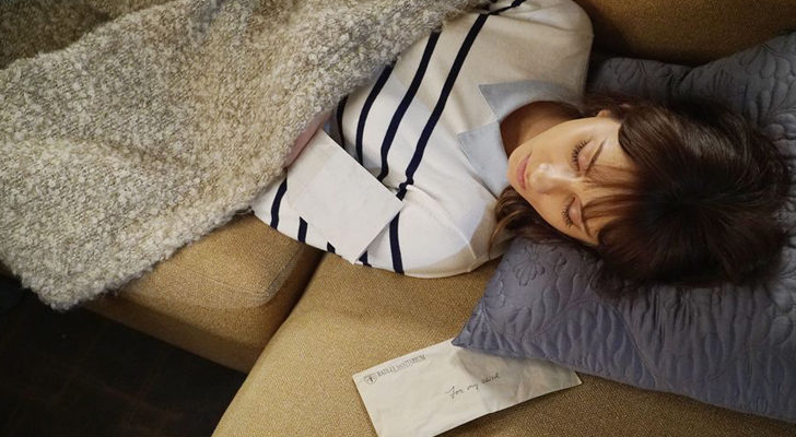 Spencer junto a la carta escrita por Mary Drake