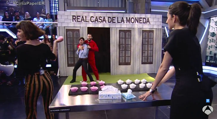 Alba Flores y Úrsula Corberó tirando pasteles en 'El hormiguero'