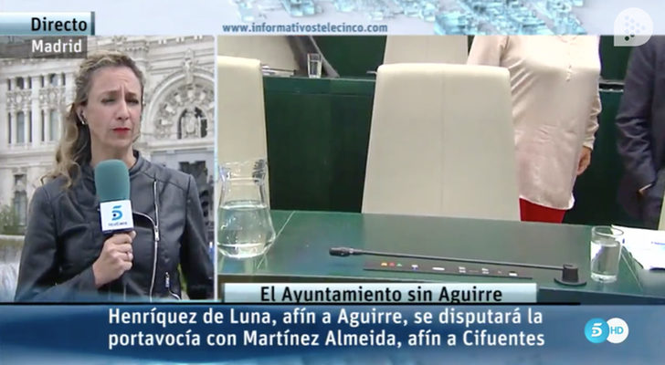 Isabel Alonso, instantes antes de abandonar el directo de Informativos Telecinco