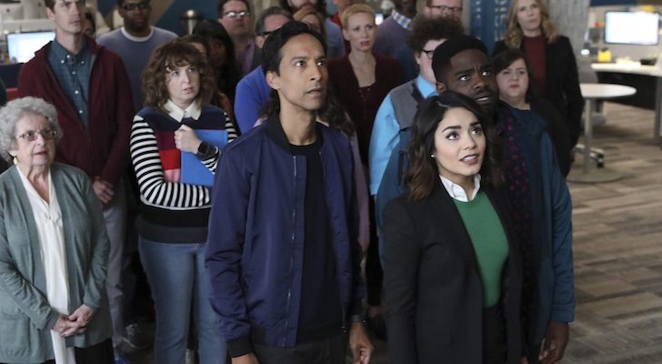 Danny Pudi y Vanessa Hudgens en 'Powerless'