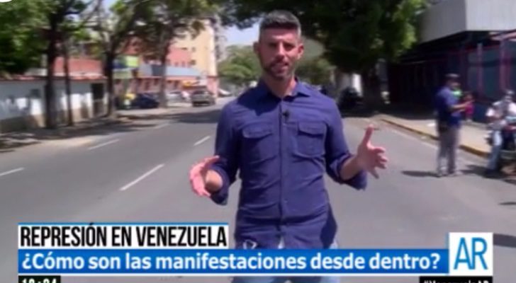 El reportero Luis Navarro en la manifestación de Caracas