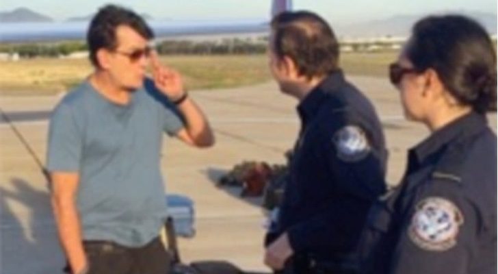 Momento en el que Charlie sheen habla con los agentes durante la inspección
