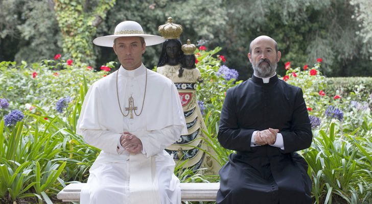 Javier Cámara con Jude Law en 'The Young Pope'
