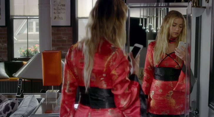 Hanna con el vestido proporcionado por A.D.