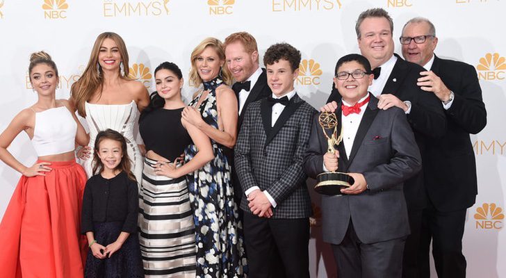 Los actores de 'Modern Family' con su premio a la mejor comedia en los Emmy 2014
