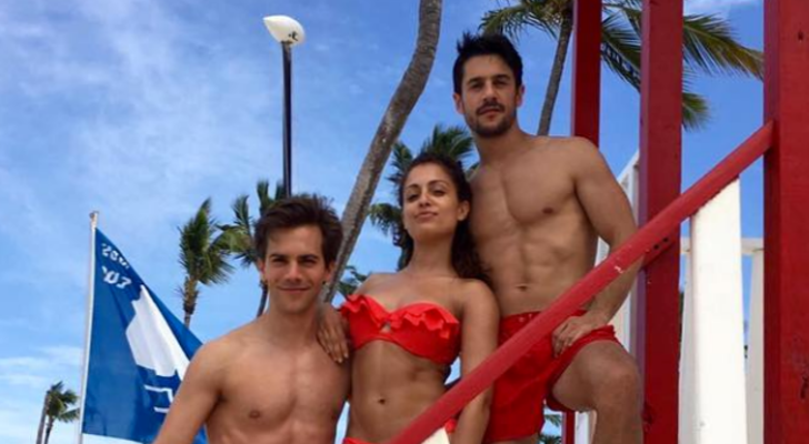  Los tres actores posan en bañador para el Instagram de Hiba Abouk