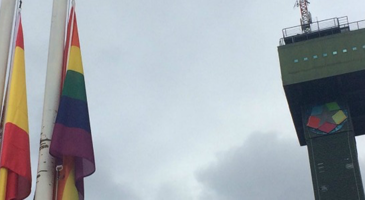 Bandera del colectivo LGTBI izada en la sede de Telemadrid 