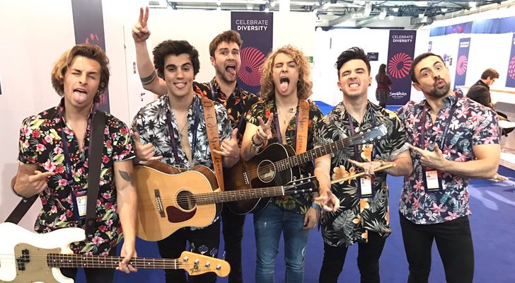 Manel Navarro junto a la banda y los coristas que le acompañarán en el escenario de Eurovisión 2017