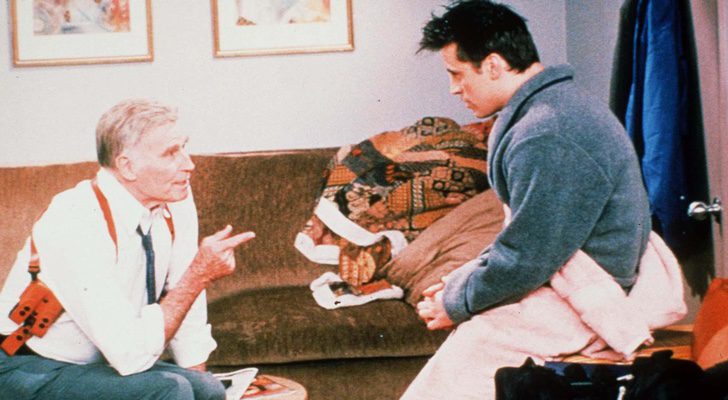 Fotograma donde Charlton Heston comparte escena con Joey (Matt LeBlanc) en 'Friends'