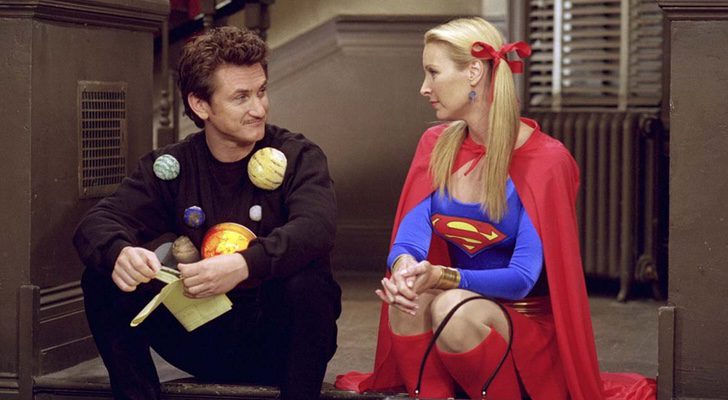 Sean Penn junto a Phoebe Buffay (Lisa Kudrow) disfrazados en el rellano más mítico de 'Friends'