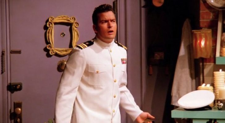 Charlie Sheen, antes de la fama que le otorgó 'Dos hombres y medio', protagonizó un cameo en 'Friends'