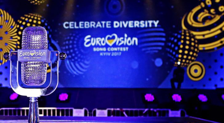 Escenario de Eurovisión 2017 junto al trofeo del ganador