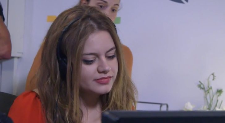 Paula observando como su novio tontea con otra chica en 'All you need is love... o no'