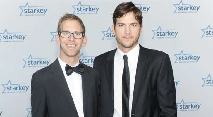  Ashton Kutcher posa junto a su hermano Michael