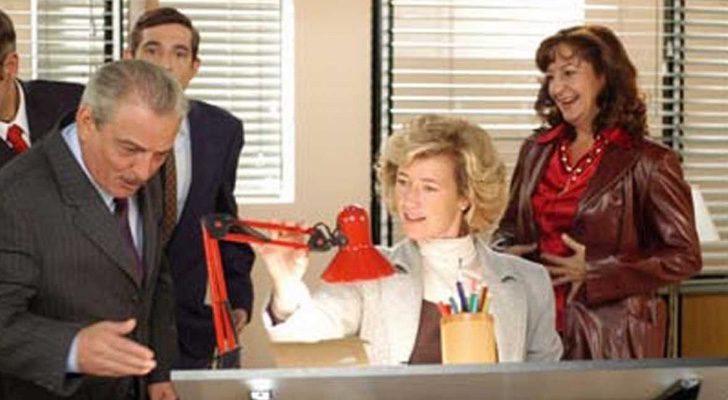 Mercedes junto a Don Pablo en el estudio de Confeccione Meyni, en 'Cuéntame cómo pasó'