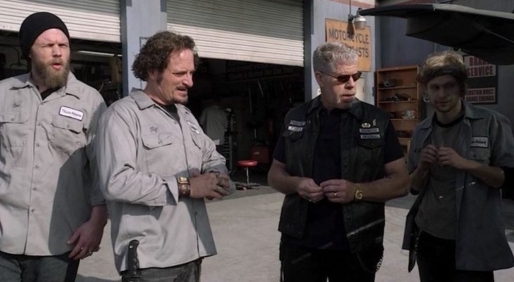 Alguno de los miembros de SAMCRO con el uniforme del taller que servía como tapadera en 'Hijos de la Anarquía'