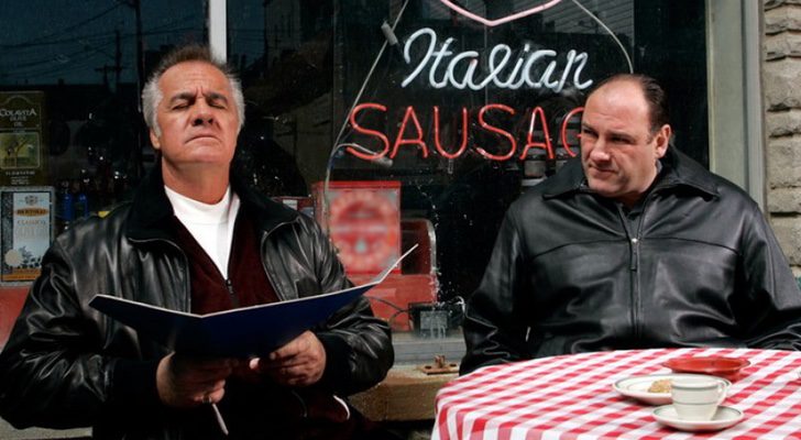 Tony Soprano junto a Walnuts a las puertas de Satriale's en 'Los Soprano'