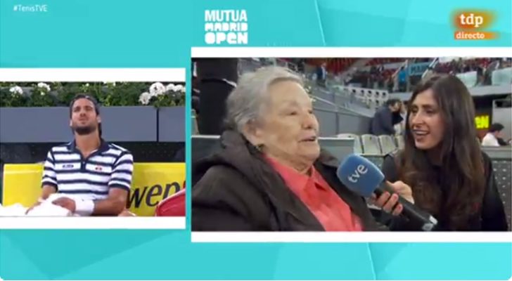 María Galiana es entrevistada por una reportera de Teledeporte