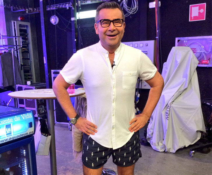 Jorge Javier Vázquez, vestido con la camiseta de Eliad