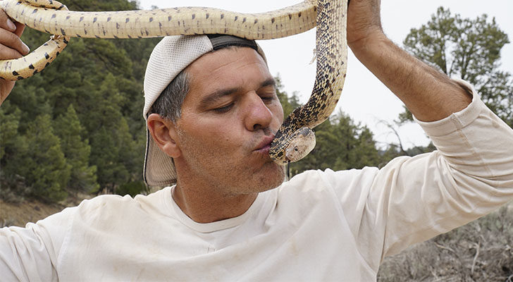 Frank besando a una serpiente en &#39;Wild Frank&#39;