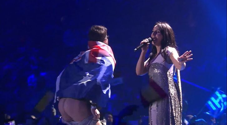 Jamala canta mientras se produce el calvo de Eurovisión 2017