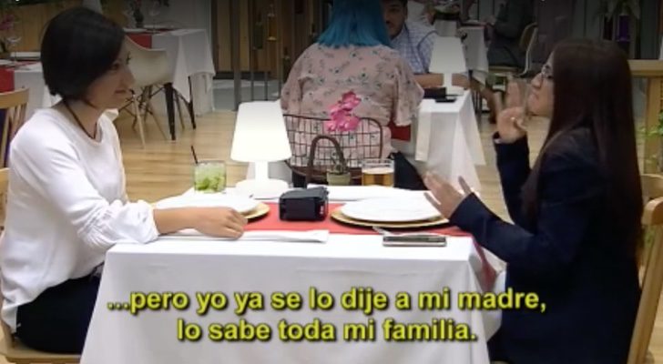 Alba y Mercedes durante su cita en 'First Dates'