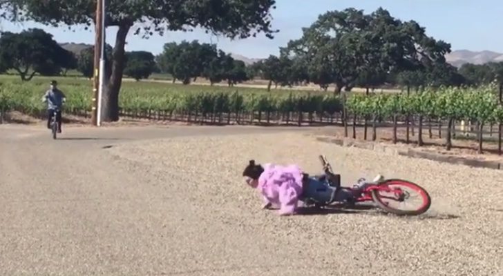 Kendall Jenner durante su caída en bicicleta