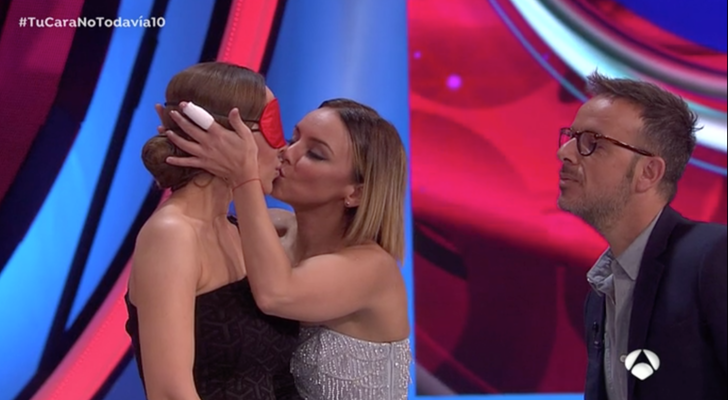 Beso de Mónica Naranjo y Chenoa en &#39;Tu cara no me suena todavía&#39;