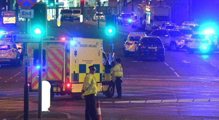 Servicios de emergencias fuera del estadio en Manchester